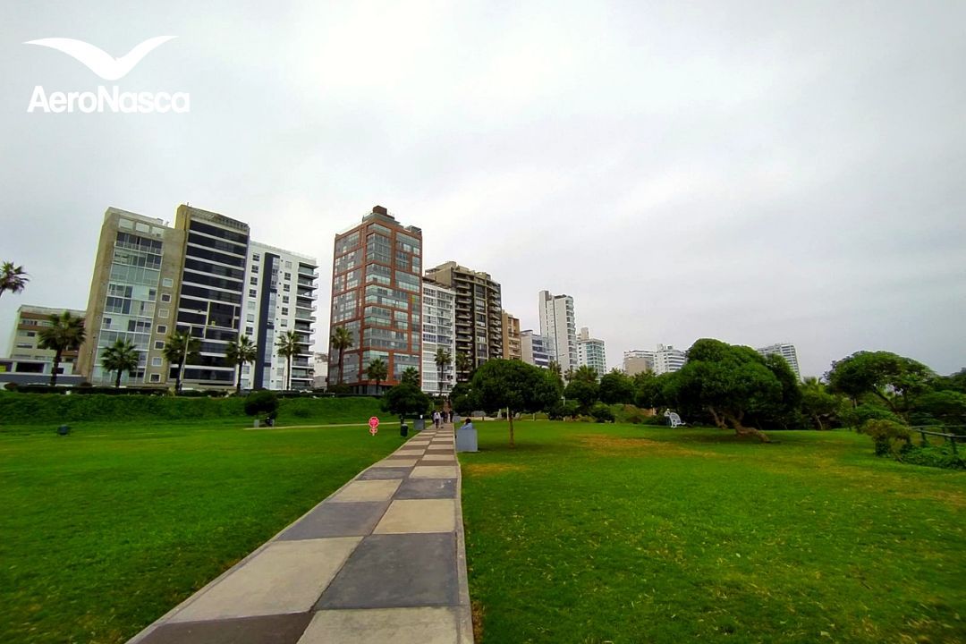 Parque Maria Reiche Lima desde el Parque Maria Reiche en Miraflores